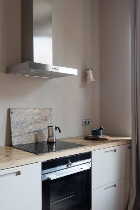 Authentic 1 Bd Old Town Apartment By Hostlovers Каунас Экстерьер фото